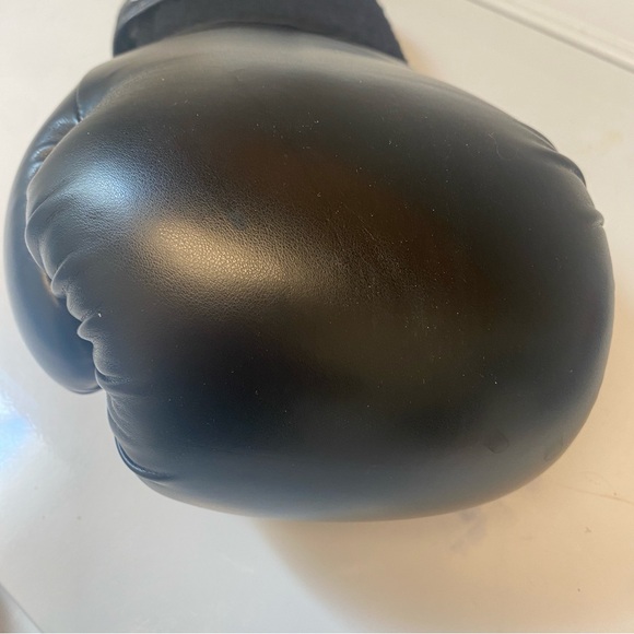 Unisex Boxing Gloves, Black, Size Medium, 14 oz - Picture 4 of 8